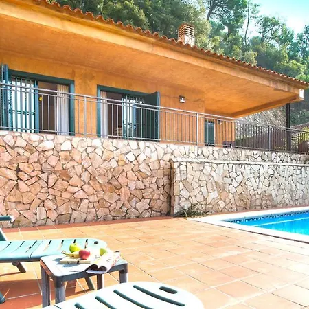 Villa Sleeps 6 *