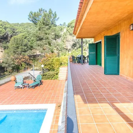 Sleeps 6 *